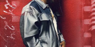 A photo of R&B singer PHABO against a red backdrop